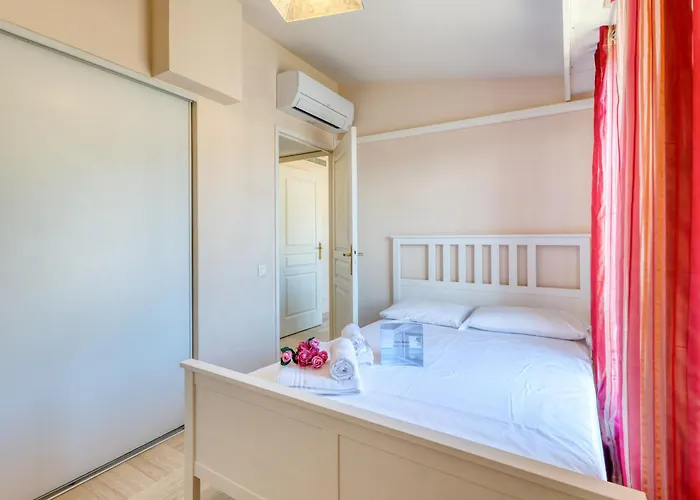 Floor Close To The Sea - Happy * Menton