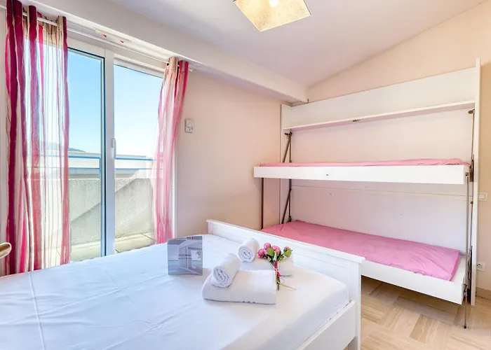 Floor Close To The Sea - Happy * Menton