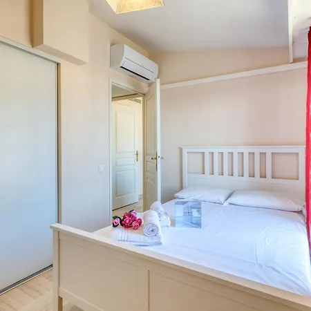 Floor Close To The Sea - Happy * Menton