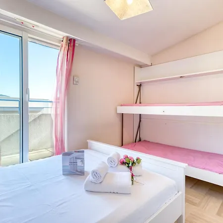 Floor Close To The Sea - Happy * Menton